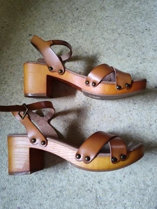 New Mia 9 Platform Jullia Brown Sandals 70s Clog Wood 2 5/8" Heels - Picture 1 of 11