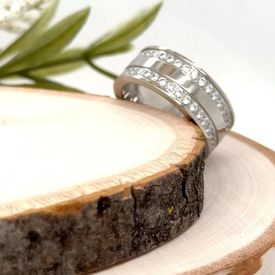 Anillo de titanio pulido de plata de 9 mm piedra circonita cúbica doble fila incrustación banda para Navidad Foto 1 de 4