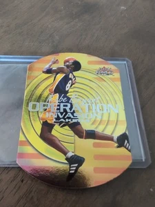 Tarjeta insertada Fleer Force Kobe Bryant Operation Invasion 1999-00 troquelada #3  - Imagen 1 de 11