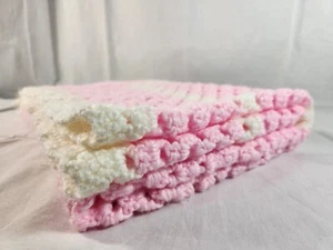 Manta de ganchillo hecha a mano para bebé niña rosa blanca 52 x 36 pulgadas en muy buen estado envío rápido - Imagen 1 de 8