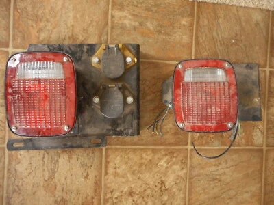 Par de lanterna traseira traseira GROTE peça de caminhão recuperada veja fotos para tamanho usado - Imagem 1 de 4