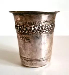 Taza plateada para kidush firmada 925 decorada con cinturón de flores - Imagen 1 de 4
