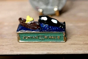 Casa de Muñecas Miniatura "Jonás y la Ballena" Réplica Still Bank_Esmalte Colorido_1:12 - Imagen 1 de 16