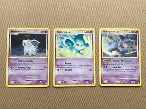Paquete de 3 cartas de Pokémon Nidoran a Nidoqueen rara evolución tesoros misteriosos - Imagen 1 de 4