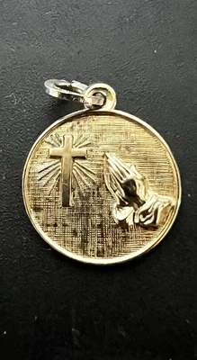 Dije vintage de plata de ley con chapado en oro con cruz y manos orantes. Foto 1 de 4