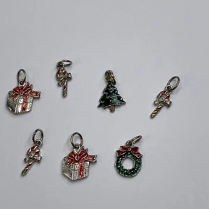 Juego de 7 dijes temáticos navideños con corona de árbol de bastón de caramelo y diseños de regalo - Imagen 1 de 4