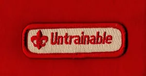 NON ADDESTRABILE Spoof Comic Patch Addestrato Ragazzo Cub Scout Leader CLASSICO BORDO ROSSO - Foto 1 di 1