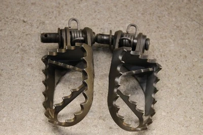 Reposapiés izquierdo y derecho KTM 65 SX 2014-2023 estriberas resortes y pasador 2950 S85 Foto 1 de 4