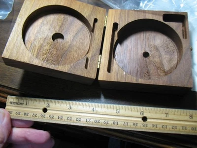 caja de madera vacía fer carrete de lujo mosca Foto 1 de 4