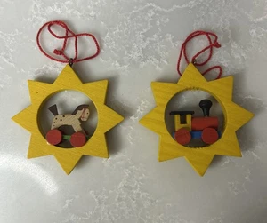 2 Vintage Spielzeug Pferd Zug Stern Erzgebirge Ulbricht Germany Weihnachtsschmuck Holz - Bild 1 von 3