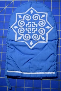 3884 Hmong Hand reverse applique blue & white cotton/poly oven mitt, Camacrafts - Picture 1 of 3