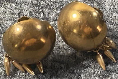 Brincos com clipe Cono bola redonda com pendentes tom dourado vintage meados do século - Imagem 1 de 4
