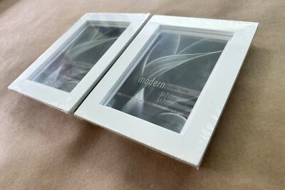 Lot of 2 - 5x7 white picture frames Foto 1 de 4