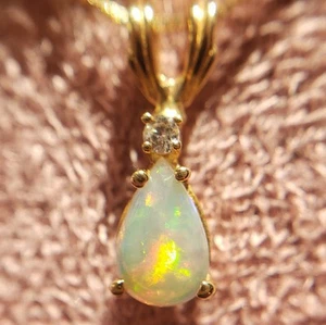 Colgante de ópalo y diamantes "lágrima" en oro amarillo de 14 K con collar de cadena de caja de manchas - Imagen 1 de 3