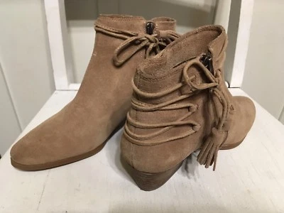 Botín al tobillo Vince Camuto de gamuza tostada con borla y cremallera talla 6 para mujer Foto 1 de 4