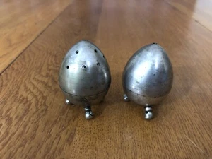VINTAGE SILVER METAL EGG SHAPED 3 LEGGED SALT & PEPPER SHAKERS STERLING? - Picture 1 of 13