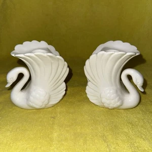 LEFTON 2 KERZENSTÄNDER KERAMIK WEISS SCHWAN - Bild 1 von 10