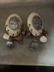 Vintage modernistische Rinderknochen Stein Boho Tribal Stil Clip-On Ohrringe reparaturbedürftig - Bild 1 von 4
