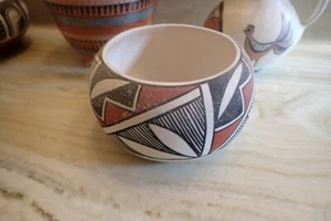 Weiß schwarz und braun Topf signiert D. Chino Acoma - Bild 1 von 2