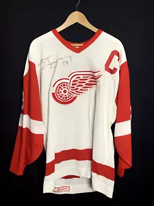 Steve Yzerman #19 signiertes Authentic CCM Detroit Red Wings Trikot - Bild 1 von 6