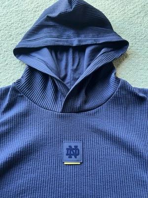 Sudadera con Capucha Emitida por el Equipo Under Armour de Fútbol de Notre Dame Talla Grande Foto 1 de 4