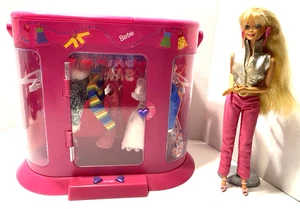 Vintage Barbie elektronischer Drehschrank mit Vintage Barbie, Kleidung & Zubehör - Bild 1 von 17