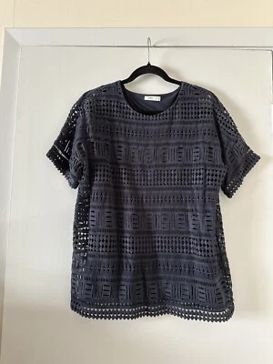 $295 VINCE Mujer Talla S Azul Marino Geo Encaje Crochet Superposición Manga Corta Blusa Top Foto 1 de 4