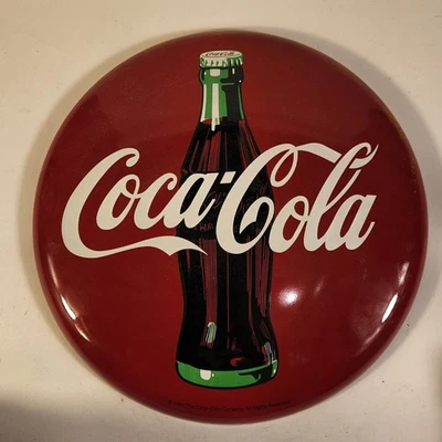 "Letrero de metal vintage original de 12"" clásico de Coca-Cola con botón redondo 1990" Foto 1 de 3