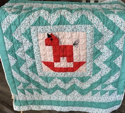 Edredón bebé vintage hecho a mano retazos cosido a mano acolchado caballo mecedor 35x43 Foto 1 de 4