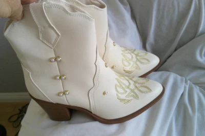 BOTAS MIA CHEYENNE BORDADAS/PERLA ACENTO CREMALLERA TOBILLO ESTILO WESTERN, TALLA 9 Foto 1 de 4