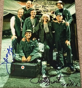 LORETTA SWIT JAMIE FARR DOPPIA FOTO FIRMATA 8X10 MASH CAST HOT LIPS KLINGER - Foto 1 di 1