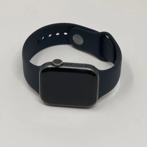 Apple Watch SE 44mm Space Gray Aluminum Case Midnight Sport Band GPS Only Used - Photo 1 sur 4