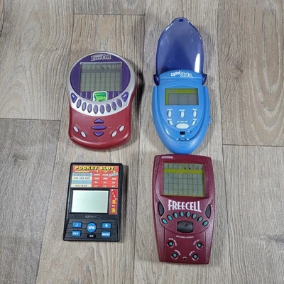 Lote de tragamonedas y FreeCell de juegos de bolsillo portátiles Radica vintage ***SIN PROBAR*** Foto 1 de 3