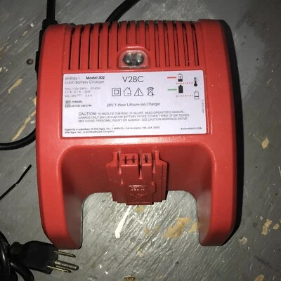 Cargador Milwaukee Modelo 302 Voltios 28 Voltios Foto 1 de 4