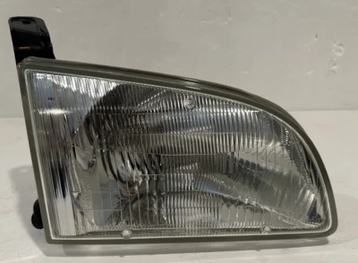 1998-2000 TOYOTA SIENNA RH (PASSENGER SIDE) HEADLAMP ASSY OEM - Image 1 of 4