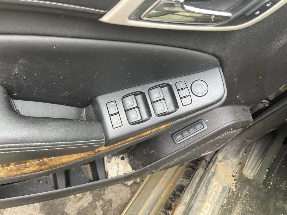 Door Switch Front GMC YUKON 15 16 17 18 19 20 - Imagem 1 de 1