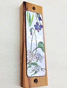 MEZUZA FATTO A MANO LEGNO DI ULIVO SMALTATO DISEGNO FLOREALE BIANCO DI ROSEMARIE MISURA PICCOLA - Foto 1 di 5