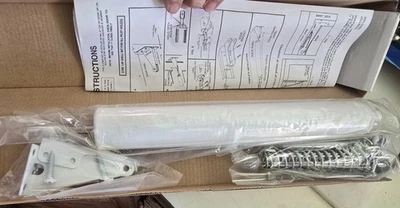 Cierrapuertas Heavy Storm con cadena y soporte de jamba ancho Foto 1 de 2