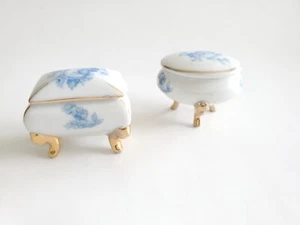 Vtg Lidded Footed Trinket Boxes Set Of 2 SRG Japan Gold Trim Blue Flower - Picture 1 of 7