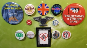 Lot Souvenir *PinBack BUTTON PINS* *HARD ROCK Cafe *EXPO 86 *FOSTER'S LAGER - Foto 1 di 10