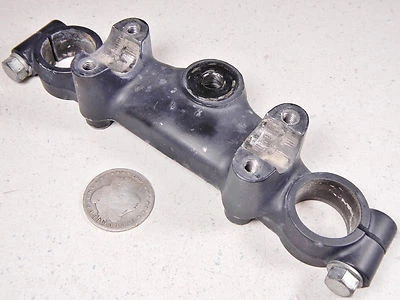 79 SUZUKI DS185 TOP STEERING STEM TRIPLE TREE CLAMP BRIDGE  - Image 1 of 4