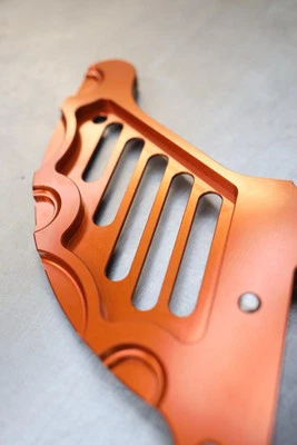 REAR BRAKE DISC GUARD ORANGE KTM 125, 250,300,350,400 ,450 SX,SXF,EXC 2004-2023 — 第 1/4 张图片
