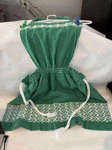 Vintage handgefertigte bestickte Latzschürze grün geflochtene Bänder geraffte Taille Größe Small - Bild 1 von 6