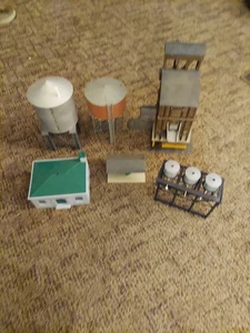 Lote de edificios de trenes a escala HO usados - Imagen 1 de 13