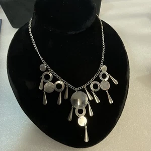"Collar de moda asimétrico plateado círculos y lágrimas 16"" GnuFashion"  - Imagen 1 de 12