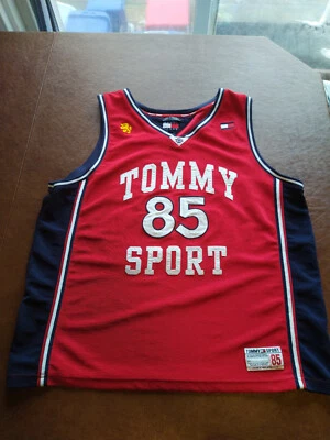 Camiseta deportiva de baloncesto roja vintage Tommy Hilfiger “Tommy Jeans” #85 [talla XL] Foto 1 de 4