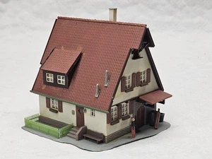 KIBRI B-8140 H0 CASA RURALE CON GIARDINO ANTISTANTE già costruita COLLEZIONISMO VINTAGE   - Foto 1 di 7