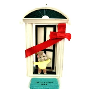 Hallmark Andenken Ornament New Home 1999 Little Mouse at Door Weihnachten - Bild 1 von 11