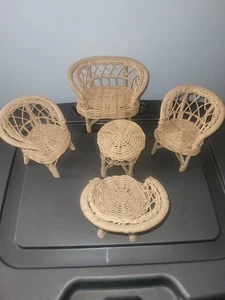 5-teiliges Vintage Korbmöbel Set für Barbie Größe Puppen Wohnzimmer Küche Terrasse - Bild 1 von 2