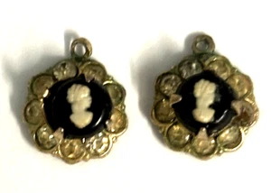 Conjunto de 2 pendientes camafeo o pequeños colgantes de Coro blanco y negro y pedrería de colección - Imagen 1 de 4